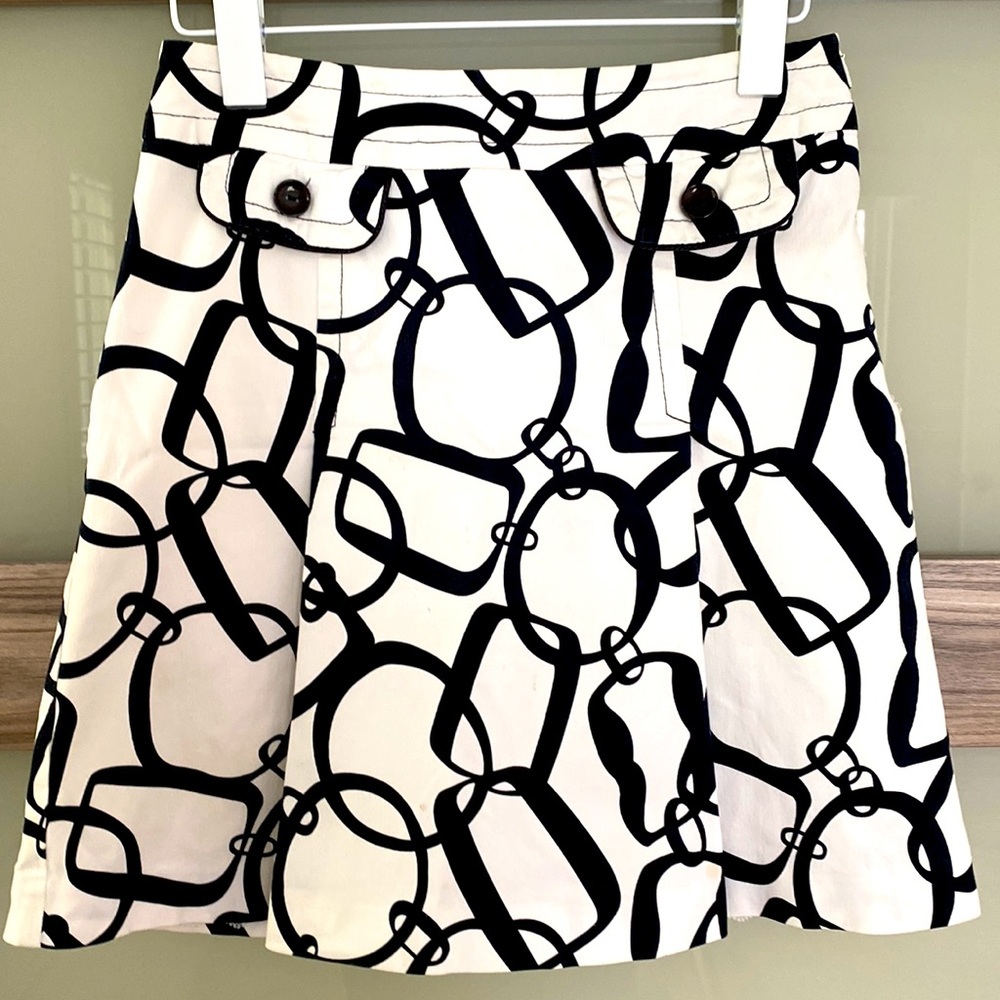Trina Turk mini pleat skirt with faux pockets ,side zip. Chain print - Picture 2 of 11